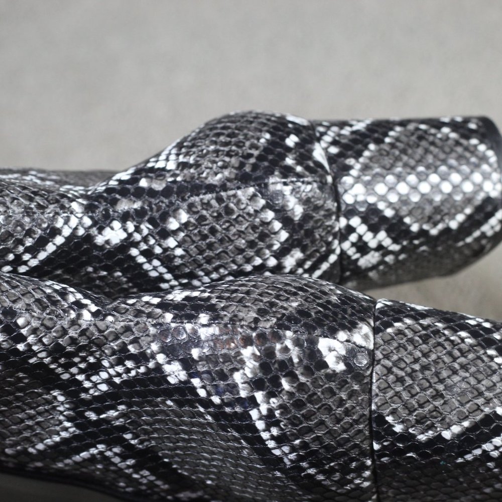 Nine West Size 8M Black and White Snakeskin Printed 2.5" Block Heels - Picture 5 of 7